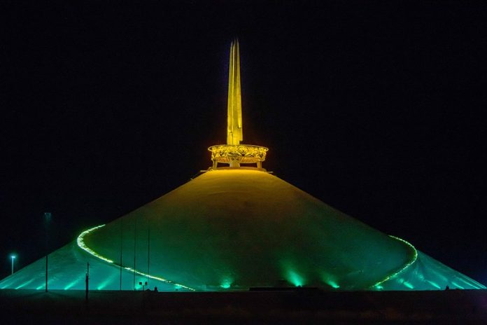 фото4. Мемориальный комплекс Курган Славы ночью.( Смолевичский район Минской области)